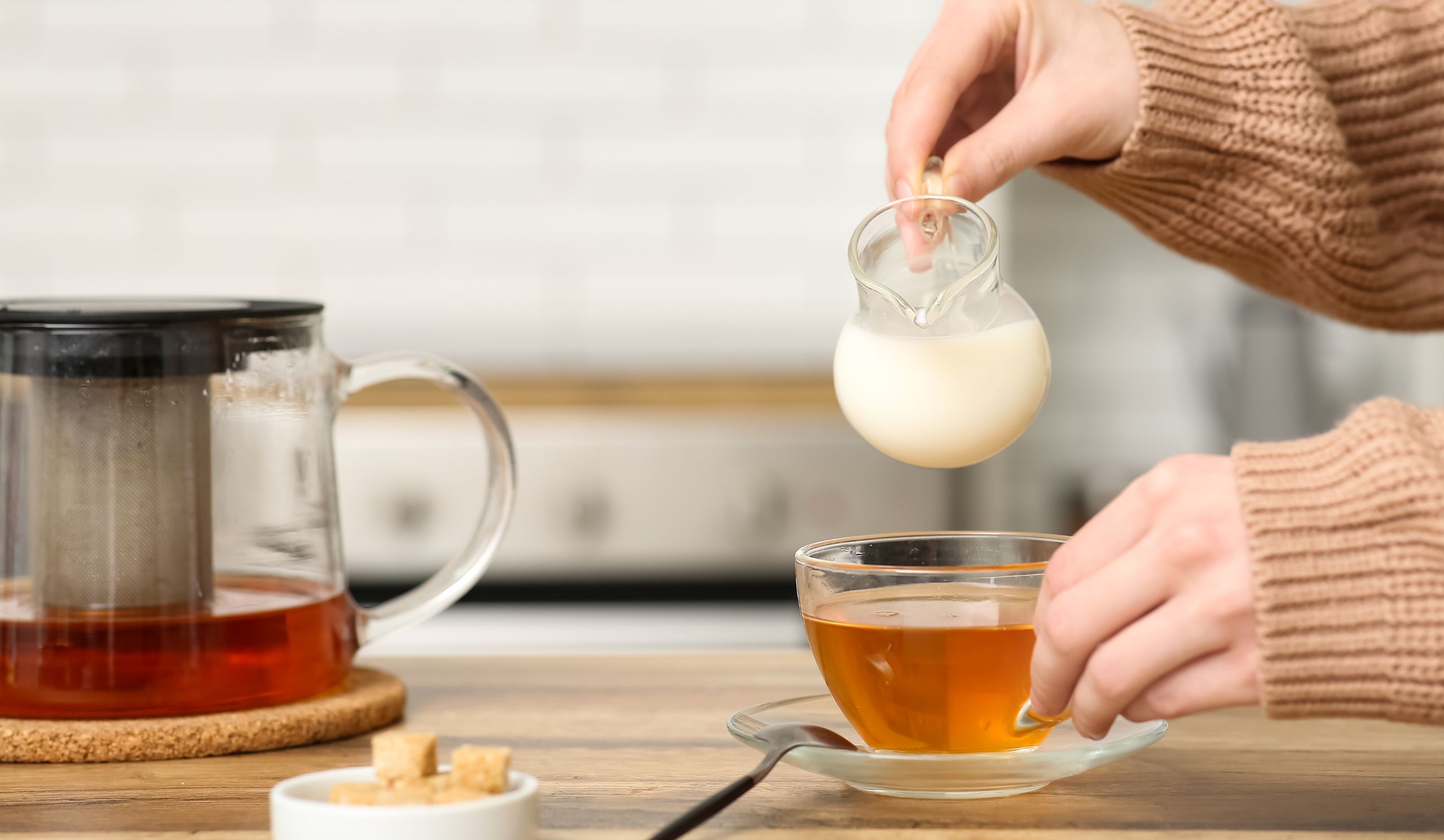 Milk & Milk Alternatives in Tea: What Works Best?